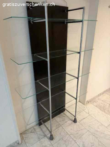 Glasregal mit 5 Tablaren. Freistehendes  Glasregal mit 5 Tablaren, freistehend und solide in tadellosem Zustand

115 cm breit, 190 cm hoch (inkl. Chromstahlbogen oben). Elegantes Möbelstück.