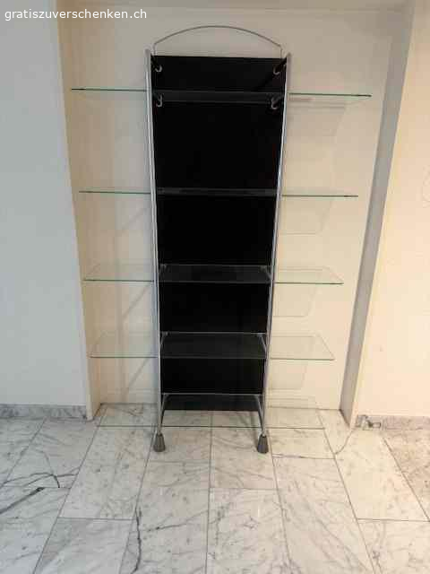Glasregal mit 5 Tablaren. Freistehendes  Glasregal mit 5 Tablaren, freistehend und solide in tadellosem Zustand

115 cm breit, 190 cm hoch (inkl. Chromstahlbogen oben). Elegantes Möbelstück.