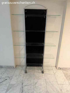Glasregal mit 5 Tablaren. Freistehendes  Glasregal mit 5 Tablaren, freistehend und solide in tadellosem Zustand

115 cm breit, 190 cm hoch (inkl. Chromstahlbogen oben). Elegantes Möbelstück.