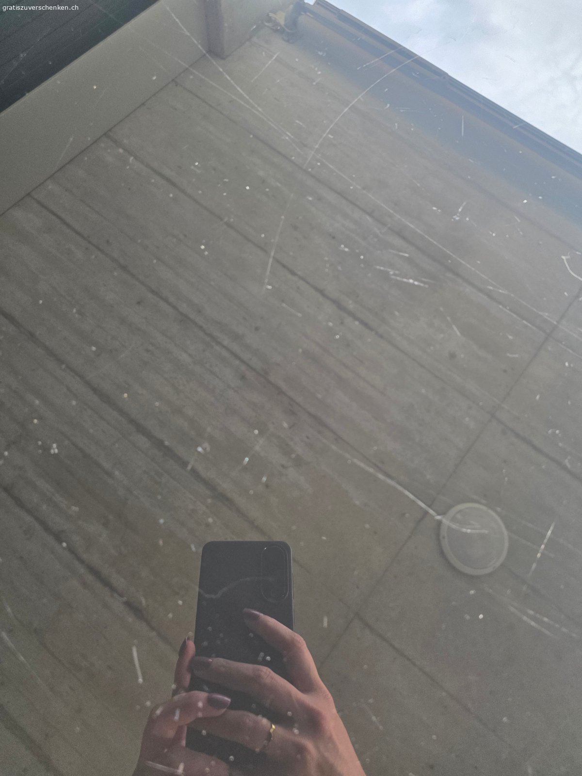 Glastisch Balkon. Der Tisch ist gebraucht und in funktionstüchtigem Zustand. Er hat sichtbare Kratzer auf der Tischplatte. Die Masse betragen 150 cm (Länge/Tiefe) x 90 cm (Breite) x 71 cm (Höhe). Es handelt sich um einen Balkontisch in schwarzer Farbe.
