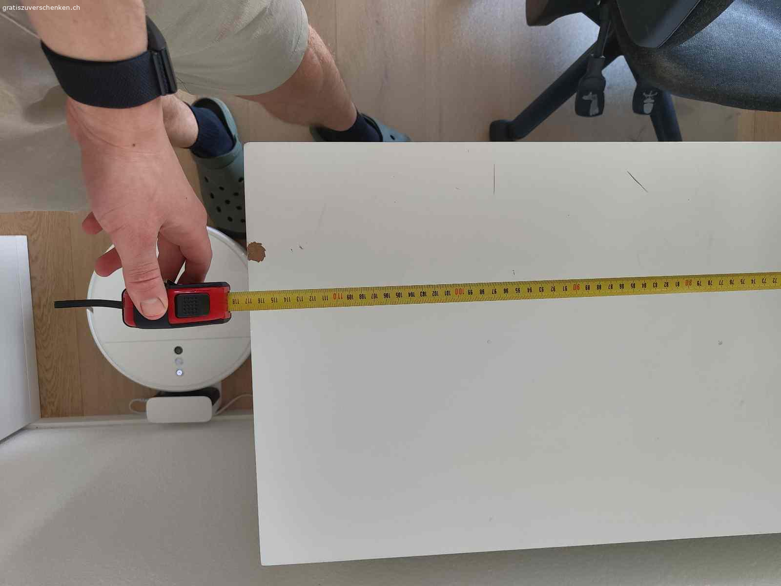 Glastisch mit Stuhl gebraucht. Glastisch  160 Lang 120 Breit Höhe 75cm .
es müssen 2 neue schrauben mit Mutern gekauft werden um den glass Teil mit dem Holtz Teil zu verbinden, get aber auch ohne, der stuhl gehört mit dazuh.
Bitte auf WhatsApp anschreiben Danke