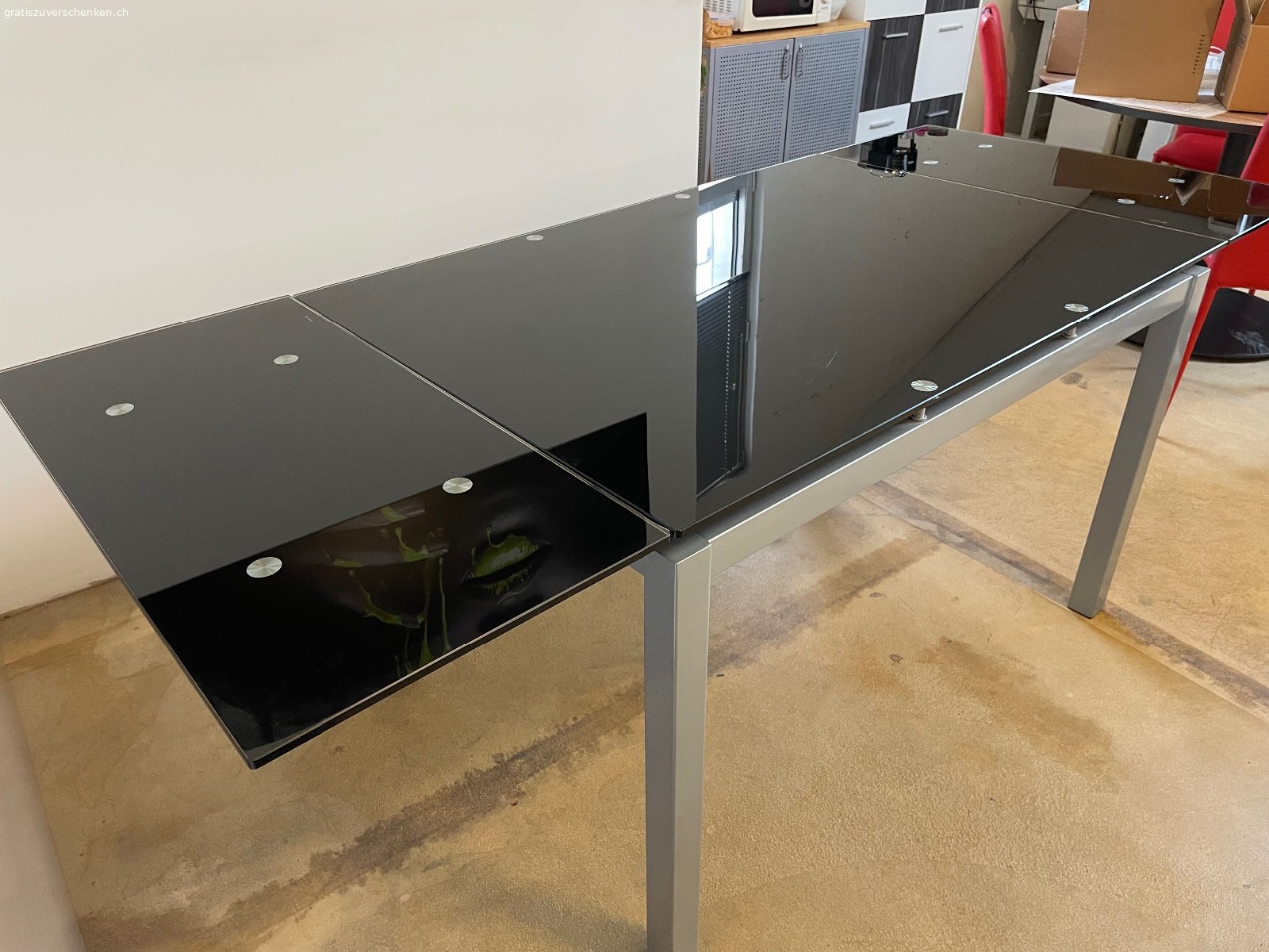Glastisch. Zu verschenken: Praktischer Glastisch für die Küche oder das Esszimmer. Der Tisch hat nur wenige Gebrauchsspuren und ist voll funktionsfähig. Dank der Ausziehfunktion lässt er sich flexibel vergrössern.
Masse:
Länge: 120 cm (ausgezogen: 200 cm)
Breite: 83 cm
Höhe: 75 cm