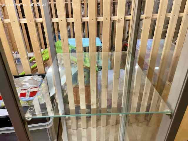 Glasvitrine. Zu verschenken: Glasvitrine
zwei Glastablare plus Glastüre
Masse: 
38cm breit
40cm tief
125cm hoch
Gebraucht, guter Zustand