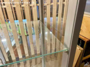 Glasvitrine. Zu verschenken: Glasvitrine
zwei Glastablare plus Glastüre
Masse: 
38cm breit
40cm tief
125cm hoch
Gebraucht, guter Zustand