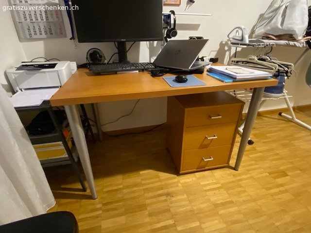 Gratis Aktenschrank, Regal, Holzbett, Schreibtisch etc.. Wegen anstehendem Umzug gratis zu vergeben:
1 Aktenschrank (H 99 cm, B 84 cm)
1 Kleiderständer Holz (Kirsch), minimales wackeln
1 Regal weiss (H 202 cm, B 80 cm, T 28 cm)
1 Holzbett weiss 180x200cm (ohne Matratze) – Abholung ab 19/07/2026
1 Schreibtisch (H 74 cm, B 120 cm, T 80 cm) inkl. Korpus mit 3 Schubladen (H 58 cm, B 42 cm, T 42 cm) – Abholung ab 18/07/2026
2 Keilkissen Bamboo (H 18 cm, B 62 cm, T 64 cm)