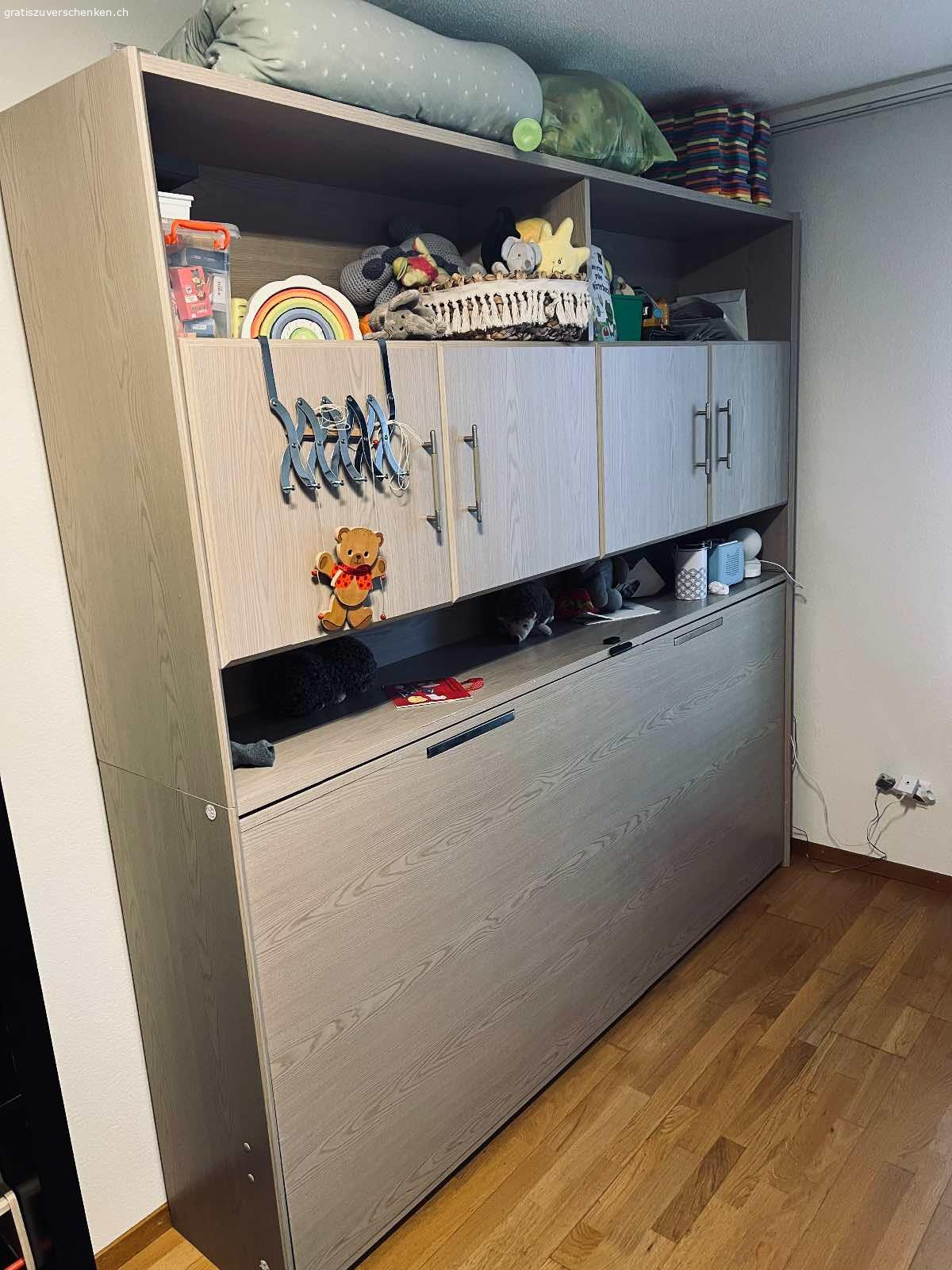Gratis Schrank-, Klappbett 90*200. Normale Gebrauchsspuren
Leselampe funktioniert…
Breite 214cm
Höhe 206cm
Tief 40cm (geschlossen)
Matratze 200*90
Muss bis am 23.04.26 abgeholt werden!!!