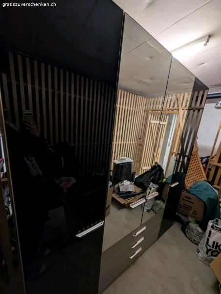 Gratis Schrank zu verschenken