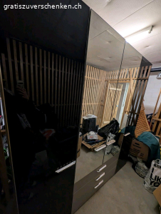 Gratis Schrank zu verschenken. Ist in einem guten Zustand. Einzig einige Kratzer an der Schublade.

Muss bis zum 28. April abgeholt werden