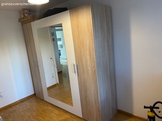 Gratis Spiegelschrank. Wegen anstehendem Umzug Spiegelschrank (H 206 cm, B 225 cm, T 60 cm) gratis zu vergeben. Muss innert wenigen Tage abgeholt werden.