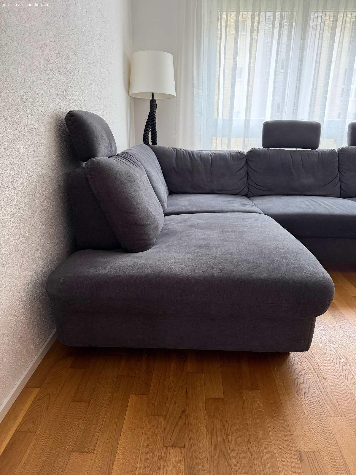 Graues Ecksofa mit Schlaffunktion. Hiermit verschenken ich ein sehr bequemes Ecksofa mit Bettfunktion. Die Arm- und Rückenlehnen sowie die Kopfstütze sind verstellbar. Ausserdem verfügt es über eine integrierte Schublade/Stauraum.
Muss so schnell wie möglich abgeholt werden.

Das sind die Masse des Ecksofas.
Länge 293cm / 213cm
Breite 107cm
Sitzhöhe 43cm
Sitzfläche 55cm / 72cm