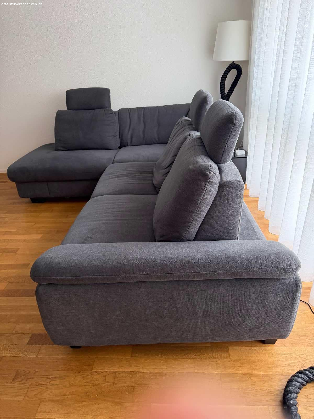 Graues Ecksofa mit Schlaffunktion. Hiermit verschenken ich ein sehr bequemes Ecksofa mit Bettfunktion. Die Arm- und Rückenlehnen sowie die Kopfstütze sind verstellbar. Ausserdem verfügt es über eine integrierte Schublade/Stauraum.
Muss so schnell wie möglich abgeholt werden.

Das sind die Masse des Ecksofas.
Länge 293cm / 213cm
Breite 107cm
Sitzhöhe 43cm
Sitzfläche 55cm / 72cm