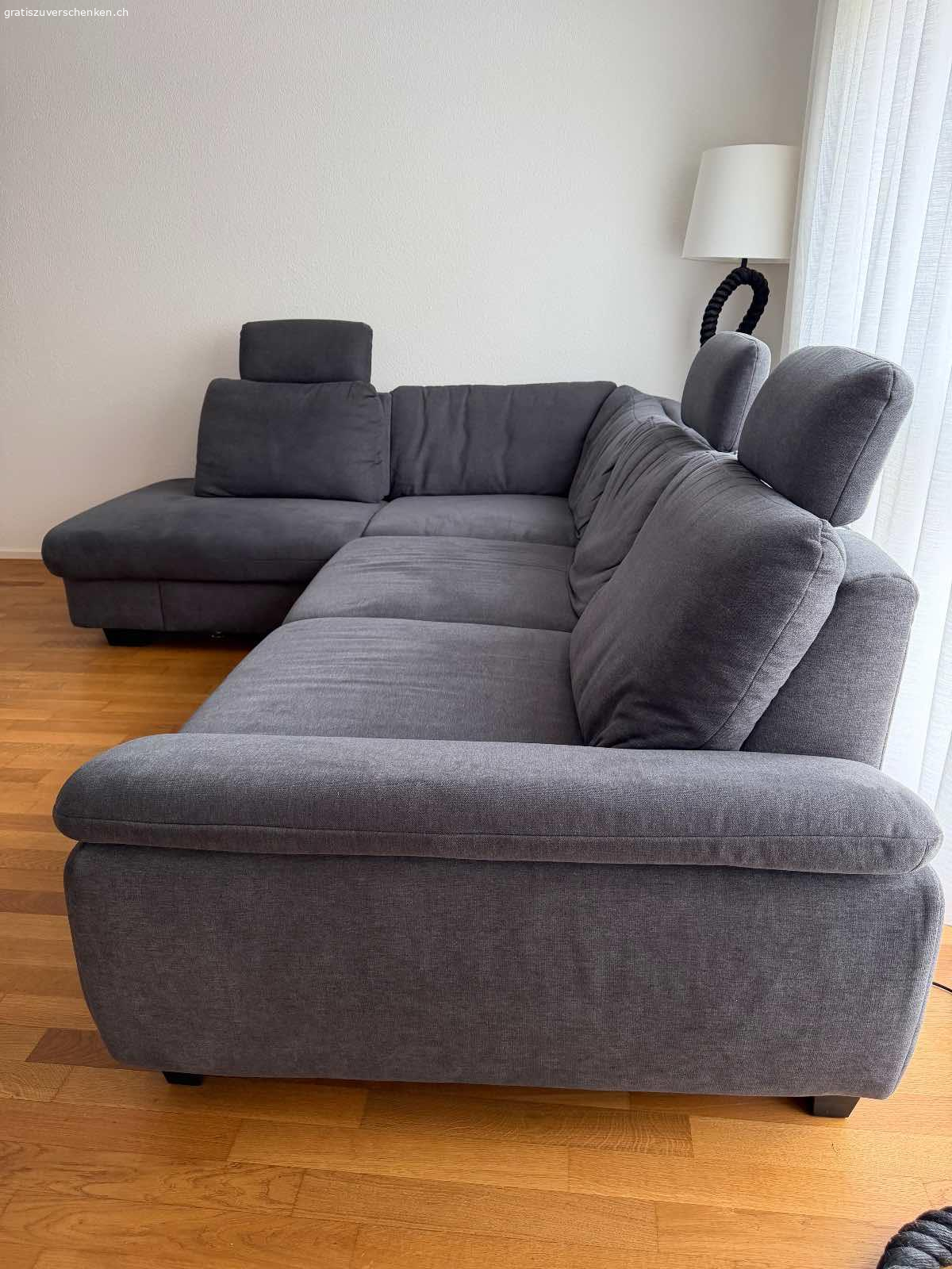Graues Ecksofa mit Schlaffunktion. Hiermit verschenken ich ein sehr bequemes Ecksofa mit Bettfunktion. Die Arm- und Rückenlehnen sowie die Kopfstütze sind verstellbar. Ausserdem verfügt es über eine integrierte Schublade/Stauraum.
Muss so schnell wie möglich abgeholt werden.

Das sind die Masse des Ecksofas.
Länge 293cm / 213cm
Breite 107cm
Sitzhöhe 43cm
Sitzfläche 55cm / 72cm