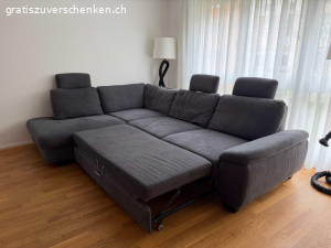 Graues Ecksofa mit Schlaffunktion. Hiermit verschenken ich ein sehr bequemes Ecksofa mit Bettfunktion. Die Arm- und Rückenlehnen sowie die Kopfstütze sind verstellbar. Ausserdem verfügt es über eine integrierte Schublade/Stauraum.
Muss so schnell wie möglich abgeholt werden.

Das sind die Masse des Ecksofas.
Länge 293cm / 213cm
Breite 107cm
Sitzhöhe 43cm
Sitzfläche 55cm / 72cm