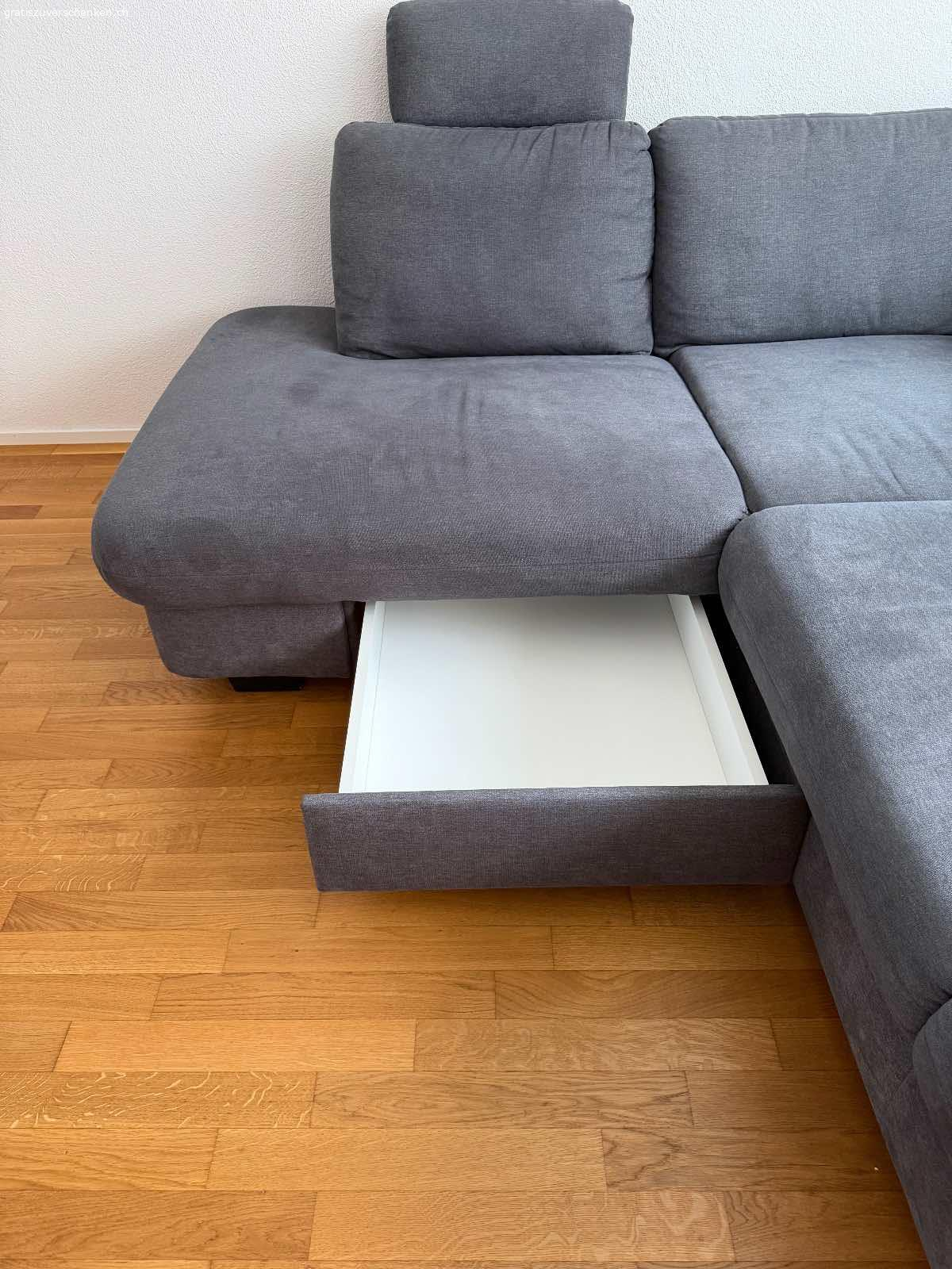 Graues Ecksofa mit Schlaffunktion. Hiermit verschenken ich ein sehr bequemes Ecksofa mit Bettfunktion. Die Arm- und Rückenlehnen sowie die Kopfstütze sind verstellbar. Ausserdem verfügt es über eine integrierte Schublade/Stauraum.
Muss so schnell wie möglich abgeholt werden.

Das sind die Masse des Ecksofas.
Länge 293cm / 213cm
Breite 107cm
Sitzhöhe 43cm
Sitzfläche 55cm / 72cm