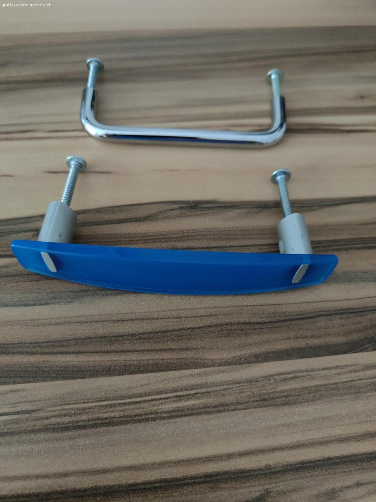 Griffe Küchenmöbel. 14 x Kunststoff blau, 96mm und 16 x Metall, 96mm