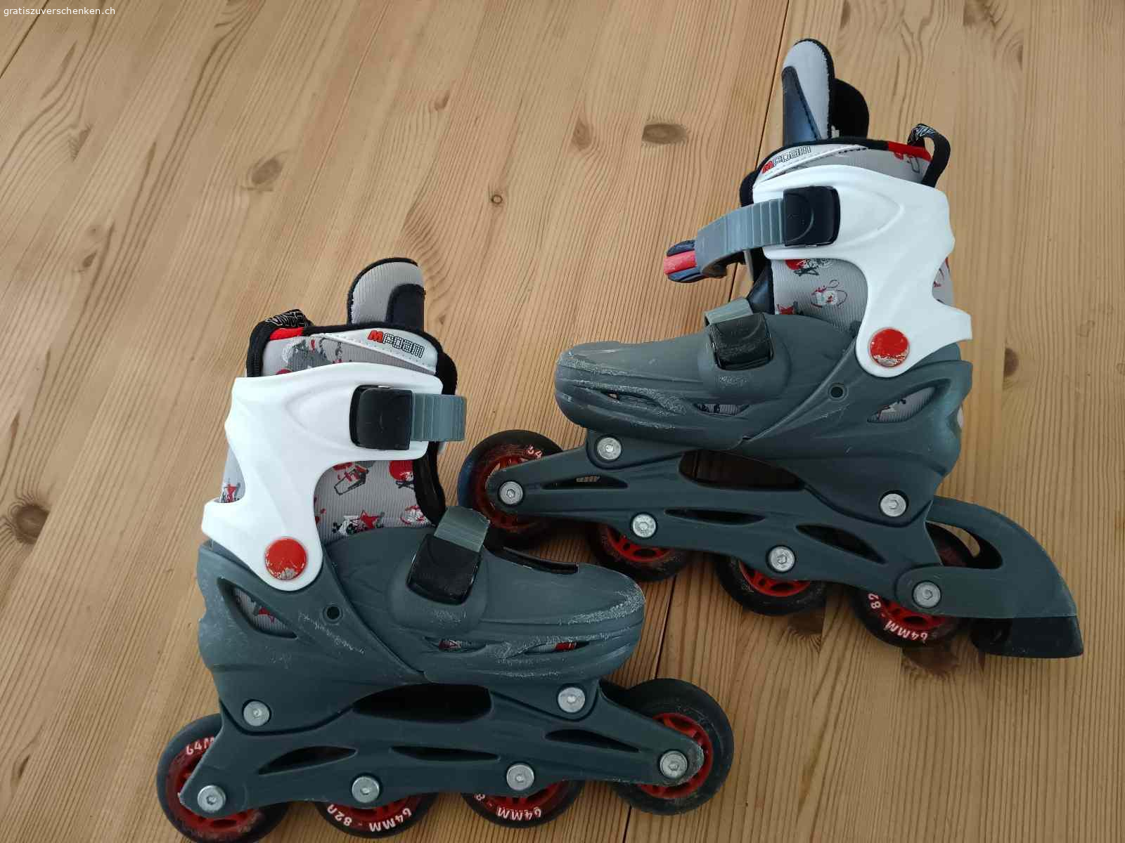 Grössenverstelllbare Inline Skates, Gr. 30- 33. mit Gebrauchsspuren, war mir jedoch zu schade für den Müll. Vielleicht mag sie doch noch jemand?