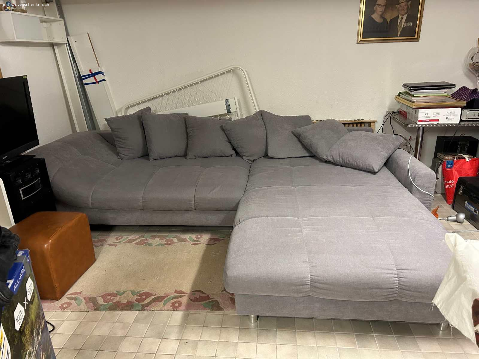 Grosse Eckpolstergruppe. Grosse Eckpolstergruppe zu vergeben.
Grösse 3.50-260.
Bis am 29.4 sollte sie abgeholt werden.