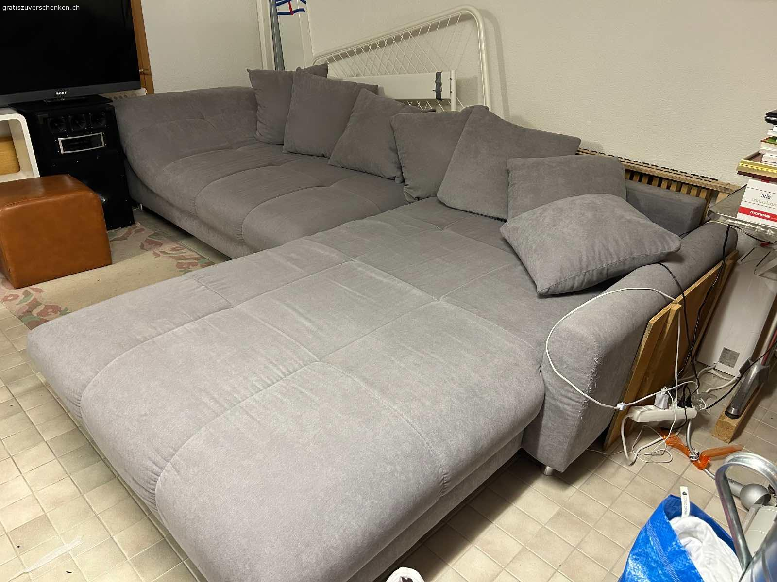 Grosse Eckpolstergruppe. Grosse Eckpolstergruppe zu vergeben.
Grösse 3.50-260.
Bis am 29.4 sollte sie abgeholt werden.