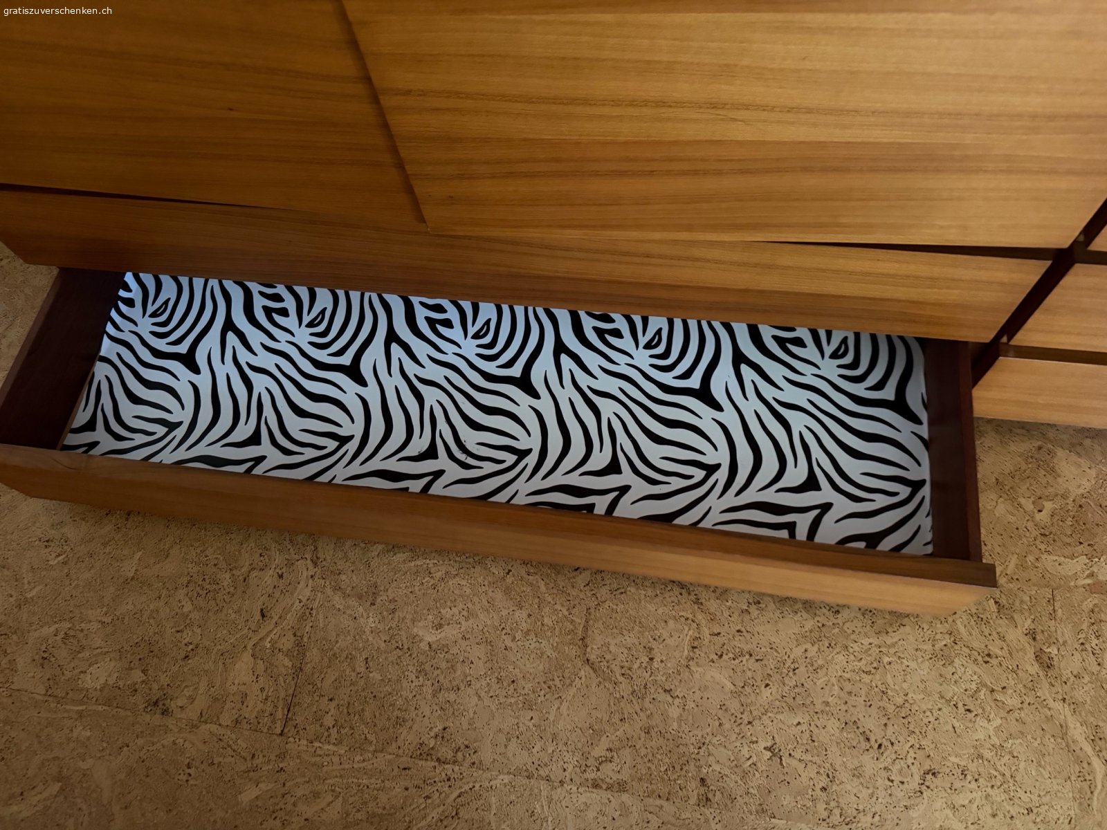 Grosser Kleiderschrank Holzoptik. Kleiderschrank aus Holz in gebrauchtem Zustand. Der Schrank bietet viel Stauraum mit Kleiderstangen und Regalfächern. Die Masse betragen 190 cm Höhe, 238 cm Breite und 58 cm Tiefe. Die Schubladen sind mit einer auffälligen Einlage versehen. Leichte Gebrauchsspuren sind dem Alter entsprechend vorhanden. Der Artikel ist voll funktionsfähig und sofort einsatzbereit. Abholung durch Käuferschaft in 3800 Matten b. Interlaken.