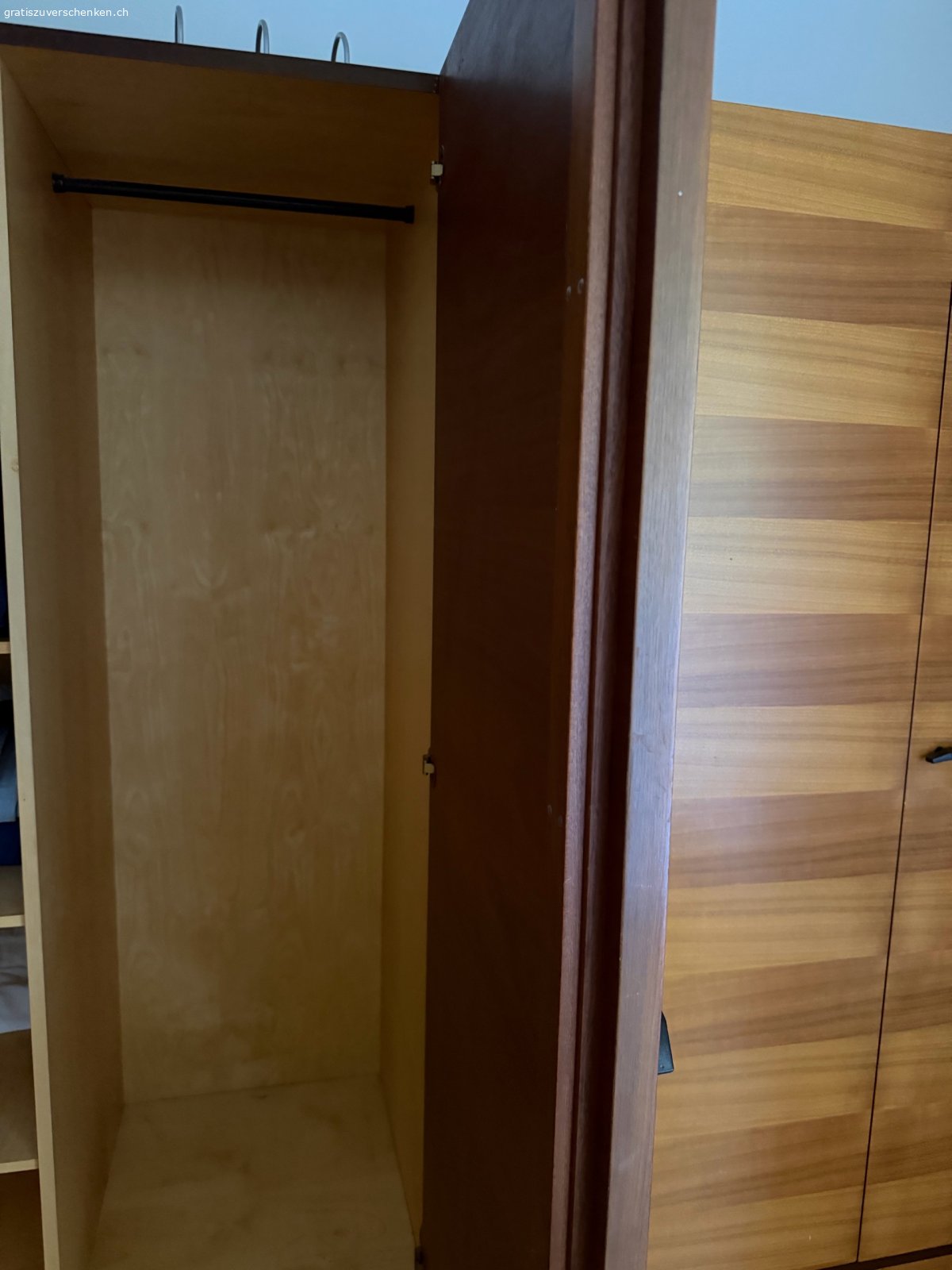 Grosser Kleiderschrank Holzoptik. Kleiderschrank aus Holz in gebrauchtem Zustand. Der Schrank bietet viel Stauraum mit Kleiderstangen und Regalfächern. Die Masse betragen 190 cm Höhe, 238 cm Breite und 58 cm Tiefe. Die Schubladen sind mit einer auffälligen Einlage versehen. Leichte Gebrauchsspuren sind dem Alter entsprechend vorhanden. Der Artikel ist voll funktionsfähig und sofort einsatzbereit. Abholung durch Käuferschaft in 3800 Matten b. Interlaken.