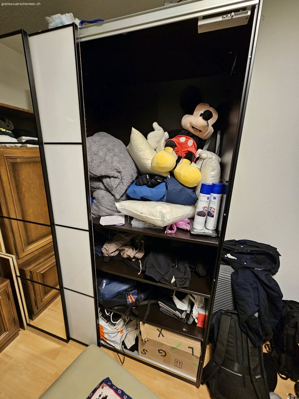 Grosser Kleiderschrank mit Schiebetü. Bitte kontaktieren für Reservation/Fragen per SMS oder WhatsApp

Geräumiger Kleiderschrank sucht ein neues Zuhause! Dieser praktische Schrank bietet mit seinen Massen von 200 cm (Höhe) x 200 cm (Breite) x 65 cm (Tiefe) viel Stauraum für Ihre Kleidung und mehr. Die weissen Fronten mit den schwarzen Linien verleihen ihm ein modernes Aussehen. Der Schrank ist wenig gebraucht, in gutem Zustand und voll funktionsfähig. Ohne Kleider und Mickey Mouse natürlich^^

Muss selber abgebaut und abgeholt werden in 8330 Pfäffikon