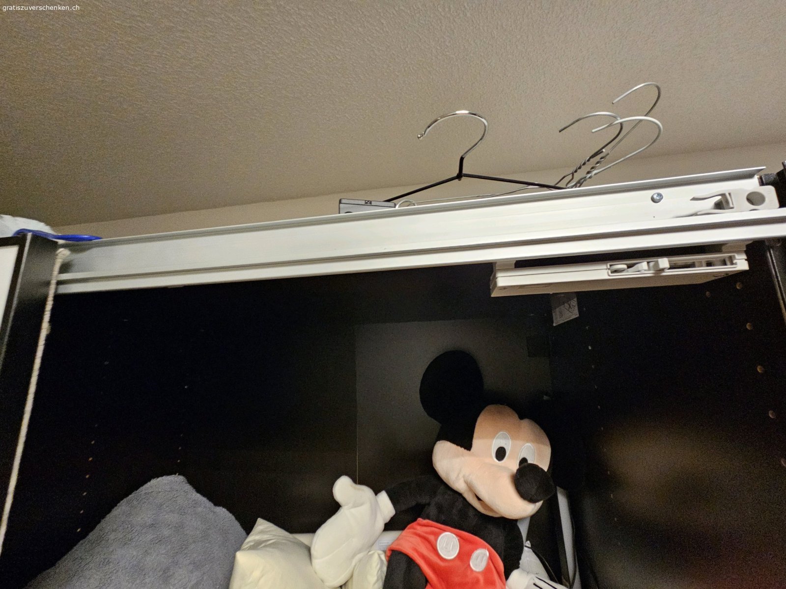 Grosser Kleiderschrank mit Schiebetü. Bitte kontaktieren für Reservation/Fragen per SMS oder WhatsApp

Geräumiger Kleiderschrank sucht ein neues Zuhause! Dieser praktische Schrank bietet mit seinen Massen von 200 cm (Höhe) x 200 cm (Breite) x 65 cm (Tiefe) viel Stauraum für Ihre Kleidung und mehr. Die weissen Fronten mit den schwarzen Linien verleihen ihm ein modernes Aussehen. Der Schrank ist wenig gebraucht, in gutem Zustand und voll funktionsfähig. Ohne Kleider und Mickey Mouse natürlich^^

Muss selber abgebaut und abgeholt werden in 8330 Pfäffikon