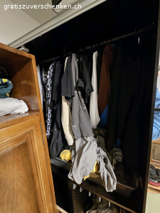 Grosser Kleiderschrank mit Schiebetü