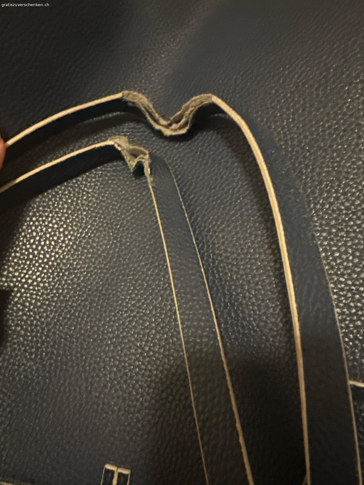 Guess handtasche gebraucht. Ich verschenke eine originale Guess Handtasche in Dunkelblau. Das Design ist zeitlos und lässt sich vielseitig kombinieren – sowohl im Alltag als auch zu etwas eleganteren Outfits.

Die Tasche ist gebraucht und weist sichtbare Abnutzungsspuren auf, was ihr einen leichten Vintage-Charakter verleiht. Sie ist jedoch weiterhin stabil und voll funktionsfähig.

Perfekt für alle, die ein stylisches Accessoire suchen oder nachhaltig einkaufen und gebrauchten Dingen ein zweites Leben geben möchten.

Abholung nach Absprache.