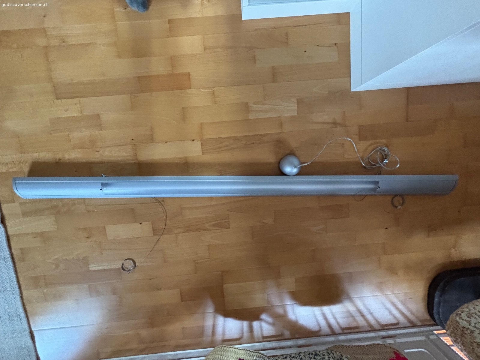 Hängeleuchte Büro. Die Leuchtstoff-Hängelampe hing im Büro. In der neuen Wohnung passt sie leider nicht mehr.
Die Leuchtstoffröhre T5 kann man heute gegen ein LED-Leuchtmittel ersetzen.
Leider kein Foto von montierter Leuchte vorhanden.
Masse:
Länge 183 cm
Breite 10 cm
Höhe 3,5 cm