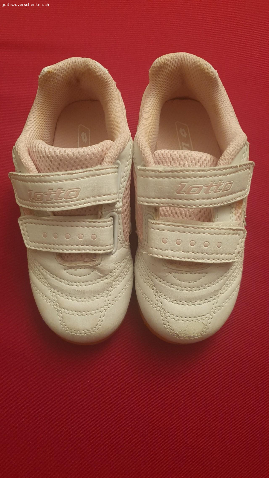 Hallenschuhe zu verschenken. Verschenke gebrauchte Hallenschule für Mädchen in der Grösse 28.

Abholung oder Versand gegen Übernahme der Portokosten möglich.