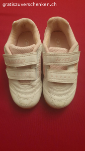 Hallenschuhe zu verschenken. Verschenke gebrauchte Hallenschule für Mädchen in der Grösse 28.

Abholung oder Versand gegen Übernahme der Portokosten möglich.