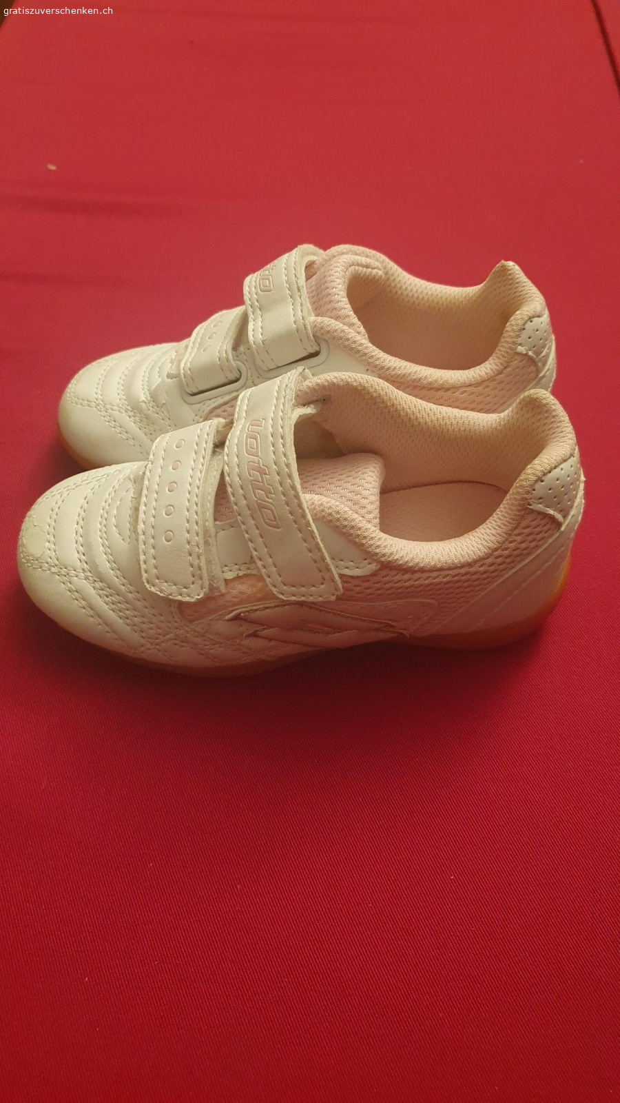 Hallenschuhe zu verschenken. Verschenke gebrauchte Hallenschule für Mädchen in der Grösse 28.

Abholung oder Versand gegen Übernahme der Portokosten möglich.