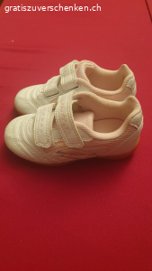 Hallenschuhe zu verschenken. Verschenke gebrauchte Hallenschule für Mädchen in der Grösse 28.

Abholung oder Versand gegen Übernahme der Portokosten möglich.