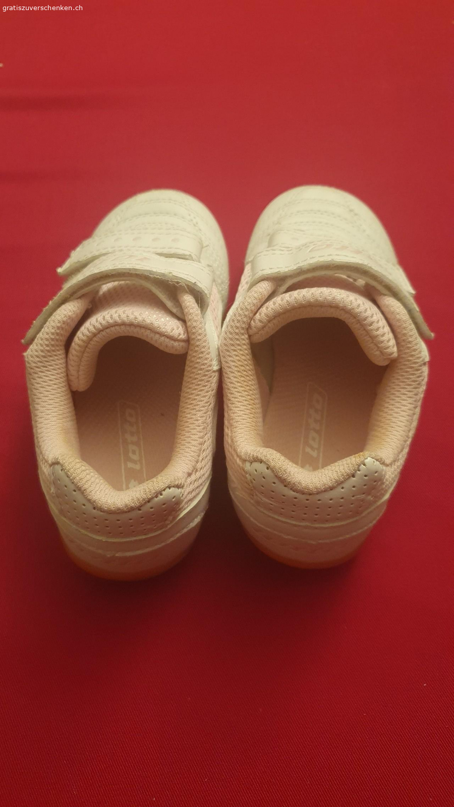 Hallenschuhe zu verschenken. Verschenke gebrauchte Hallenschule für Mädchen in der Grösse 28.

Abholung oder Versand gegen Übernahme der Portokosten möglich.