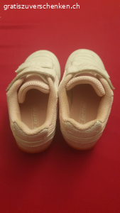 Hallenschuhe zu verschenken. Verschenke gebrauchte Hallenschule für Mädchen in der Grösse 28.

Abholung oder Versand gegen Übernahme der Portokosten möglich.