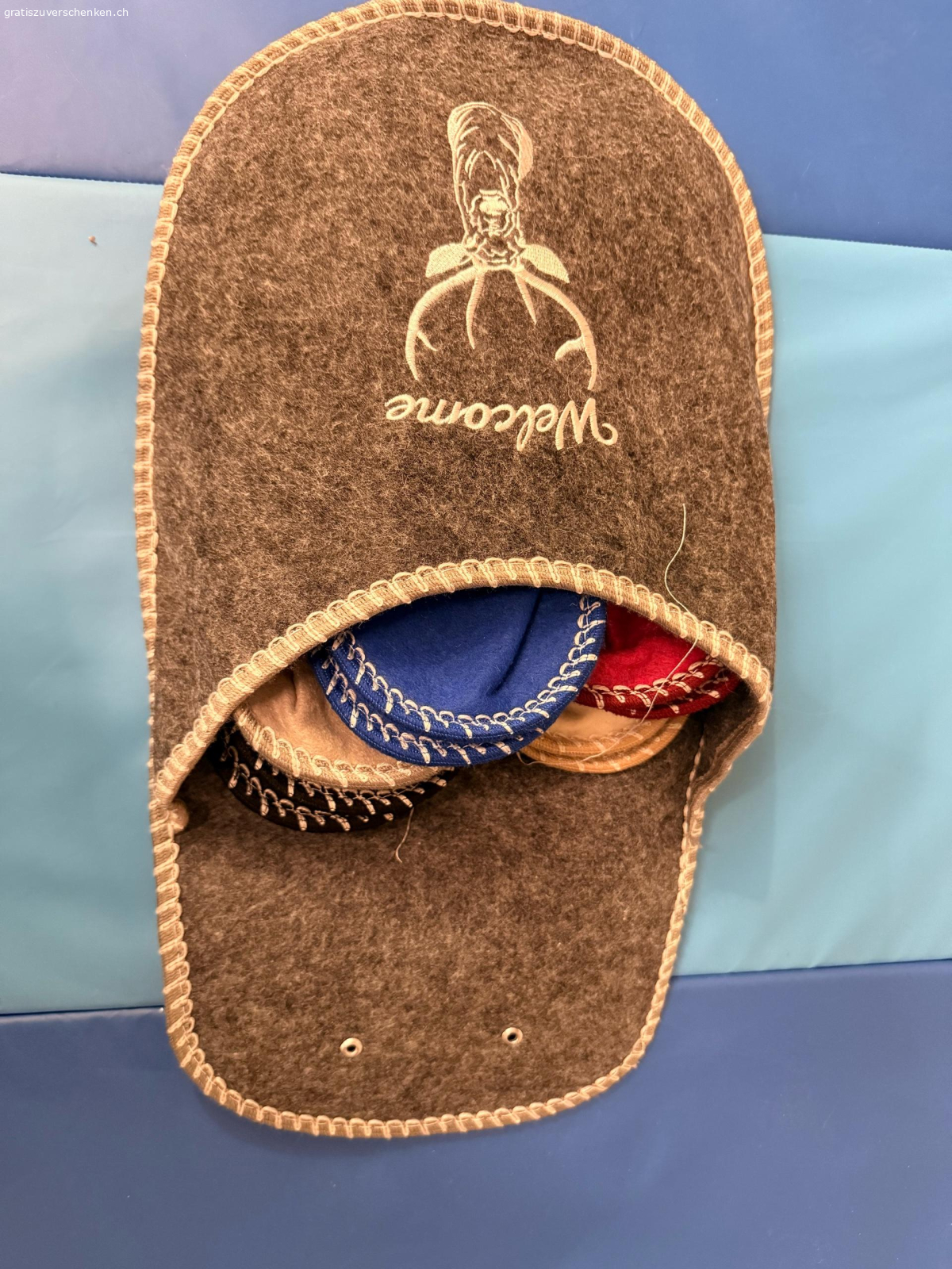 Hausschuhe. 2 Pack Gäste-Hausschuhe zu vergeben. 1x ungebraucht und neuwertig und 1x angebraucht. Die Finken im angebrauchten Pack wurden maximal 2x getragen. nur die kleinsten wurden von einem jungen Gast zum rutschen verwendet und sind leider komplett durch.