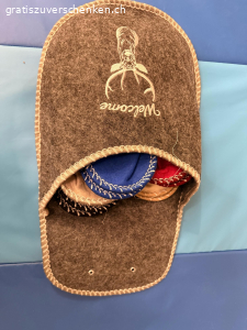 Hausschuhe. 2 Pack Gäste-Hausschuhe zu vergeben. 1x ungebraucht und neuwertig und 1x angebraucht. Die Finken im angebrauchten Pack wurden maximal 2x getragen. nur die kleinsten wurden von einem jungen Gast zum rutschen verwendet und sind leider komplett durch.