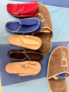 Hausschuhe. 2 Pack Gäste-Hausschuhe zu vergeben. 1x ungebraucht und neuwertig und 1x angebraucht. Die Finken im angebrauchten Pack wurden maximal 2x getragen. nur die kleinsten wurden von einem jungen Gast zum rutschen verwendet und sind leider komplett durch.