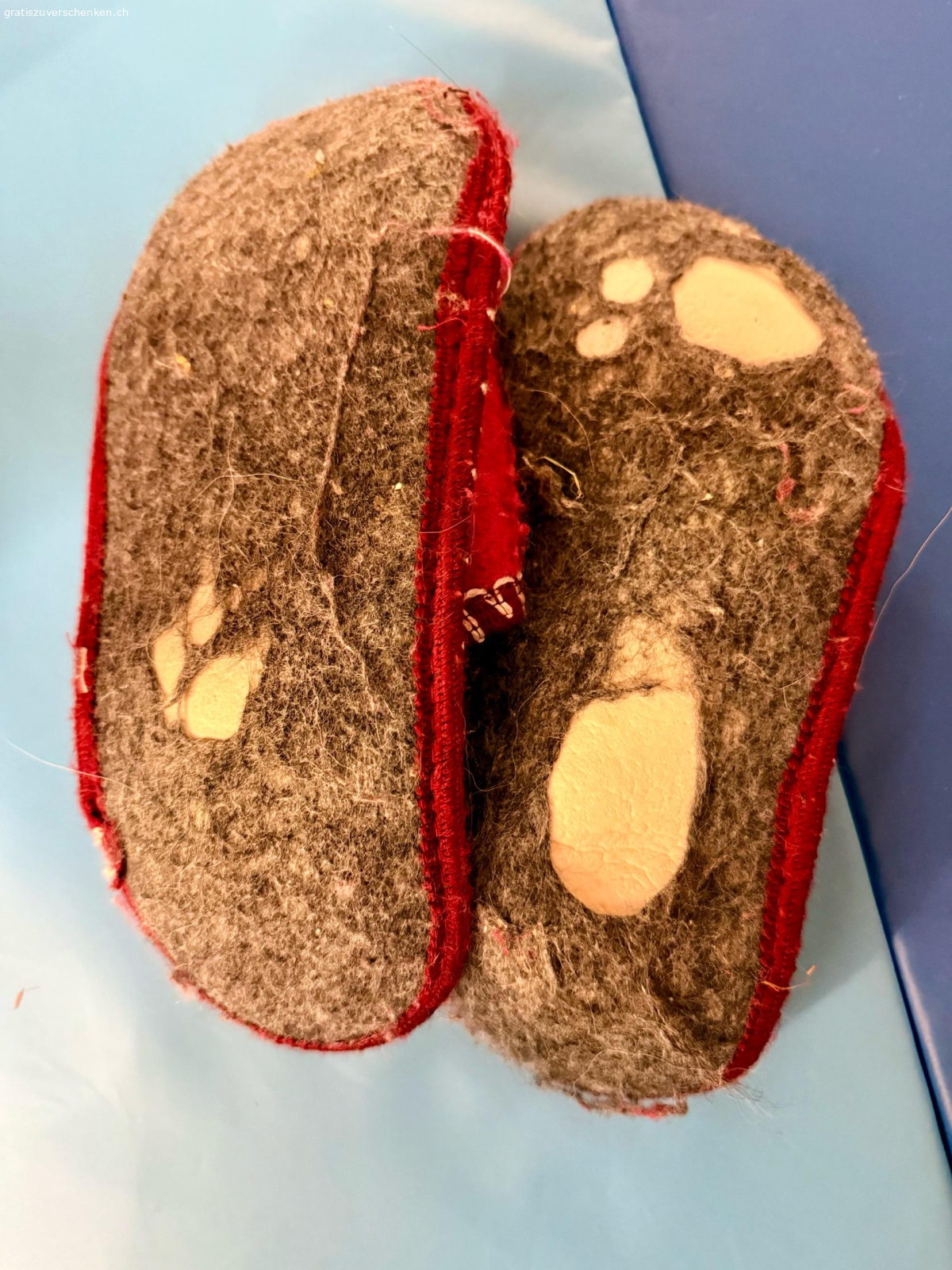 Hausschuhe. 2 Pack Gäste-Hausschuhe zu vergeben. 1x ungebraucht und neuwertig und 1x angebraucht. Die Finken im angebrauchten Pack wurden maximal 2x getragen. nur die kleinsten wurden von einem jungen Gast zum rutschen verwendet und sind leider komplett durch.
