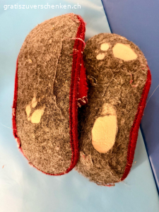 Hausschuhe. 2 Pack Gäste-Hausschuhe zu vergeben. 1x ungebraucht und neuwertig und 1x angebraucht. Die Finken im angebrauchten Pack wurden maximal 2x getragen. nur die kleinsten wurden von einem jungen Gast zum rutschen verwendet und sind leider komplett durch.