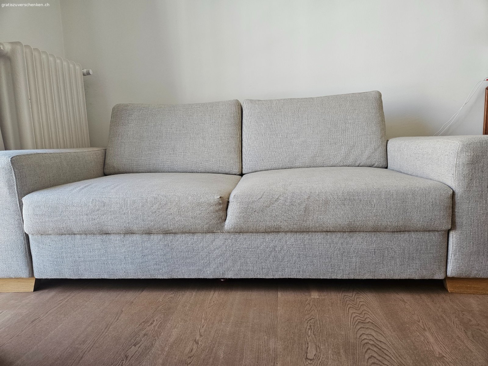 Hellgraues 2er Sofa. Hellgrau/Beiges IKEA Stoff-Sofa mit Holzfüssen und zugehörigem Hocker gratis abzugeben. 
Masse: ca. 196cm breit und 100cm tief.

Muss aufgrund eines Umzugs bis spätestens 10.8.2026 in 8005 Zürich abgeholt werden. Kann nicht auseinander gebaut werden.
