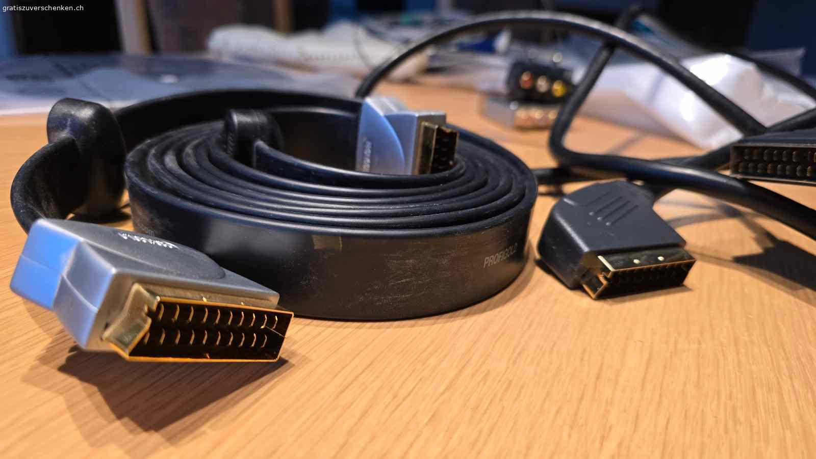 HiFi-Kabel: Scart, DIN-Stereo-Tonkabel und Coaxial-Kabel. Scart-Kabel und Scart-Adapter
Je ein 2,5 m und 3m Kabel sowie Scart-Adapter (YPrPb, Video/Din-Tonkabel und Cinch/RCA). Der Oehlbach YPrPb ist zudem auf In/Out umschaltbar. Neuwertiger Zustand.

DIN-Stereo-Tonkabel, 5-polig
Vier zu 1,5 m, zwei zu 2 m und drei zu 3 m. Neuwertiger Zustand.

Coaxial-Kabel
Diverse zu 2 und 3 Metern Länge. Cinch/RCA-Stecker, unter anderem zur Verbindung vom Subwoofer mit dem Verstärker. Neuwertiger Zustand.