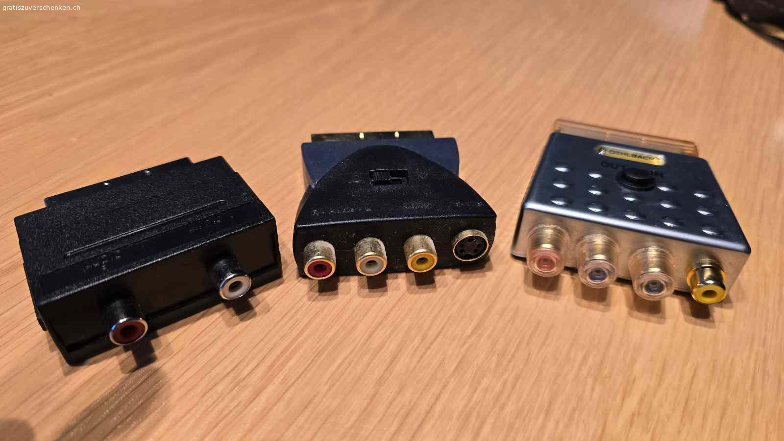 HiFi-Kabel: Scart, DIN-Stereo-Tonkabel und Coaxial-Kabel. Scart-Kabel und Scart-Adapter
Je ein 2,5 m und 3m Kabel sowie Scart-Adapter (YPrPb, Video/Din-Tonkabel und Cinch/RCA). Der Oehlbach YPrPb ist zudem auf In/Out umschaltbar. Neuwertiger Zustand.

DIN-Stereo-Tonkabel, 5-polig
Vier zu 1,5 m, zwei zu 2 m und drei zu 3 m. Neuwertiger Zustand.

Coaxial-Kabel
Diverse zu 2 und 3 Metern Länge. Cinch/RCA-Stecker, unter anderem zur Verbindung vom Subwoofer mit dem Verstärker. Neuwertiger Zustand.