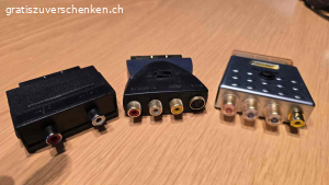 HiFi-Kabel: Scart, DIN-Stereo-Tonkabel und Coaxial-Kabel. Scart-Kabel und Scart-Adapter
Je ein 2,5 m und 3m Kabel sowie Scart-Adapter (YPrPb, Video/Din-Tonkabel und Cinch/RCA). Der Oehlbach YPrPb ist zudem auf In/Out umschaltbar. Neuwertiger Zustand.

DIN-Stereo-Tonkabel, 5-polig
Vier zu 1,5 m, zwei zu 2 m und drei zu 3 m. Neuwertiger Zustand.

Coaxial-Kabel
Diverse zu 2 und 3 Metern Länge. Cinch/RCA-Stecker, unter anderem zur Verbindung vom Subwoofer mit dem Verstärker. Neuwertiger Zustand.