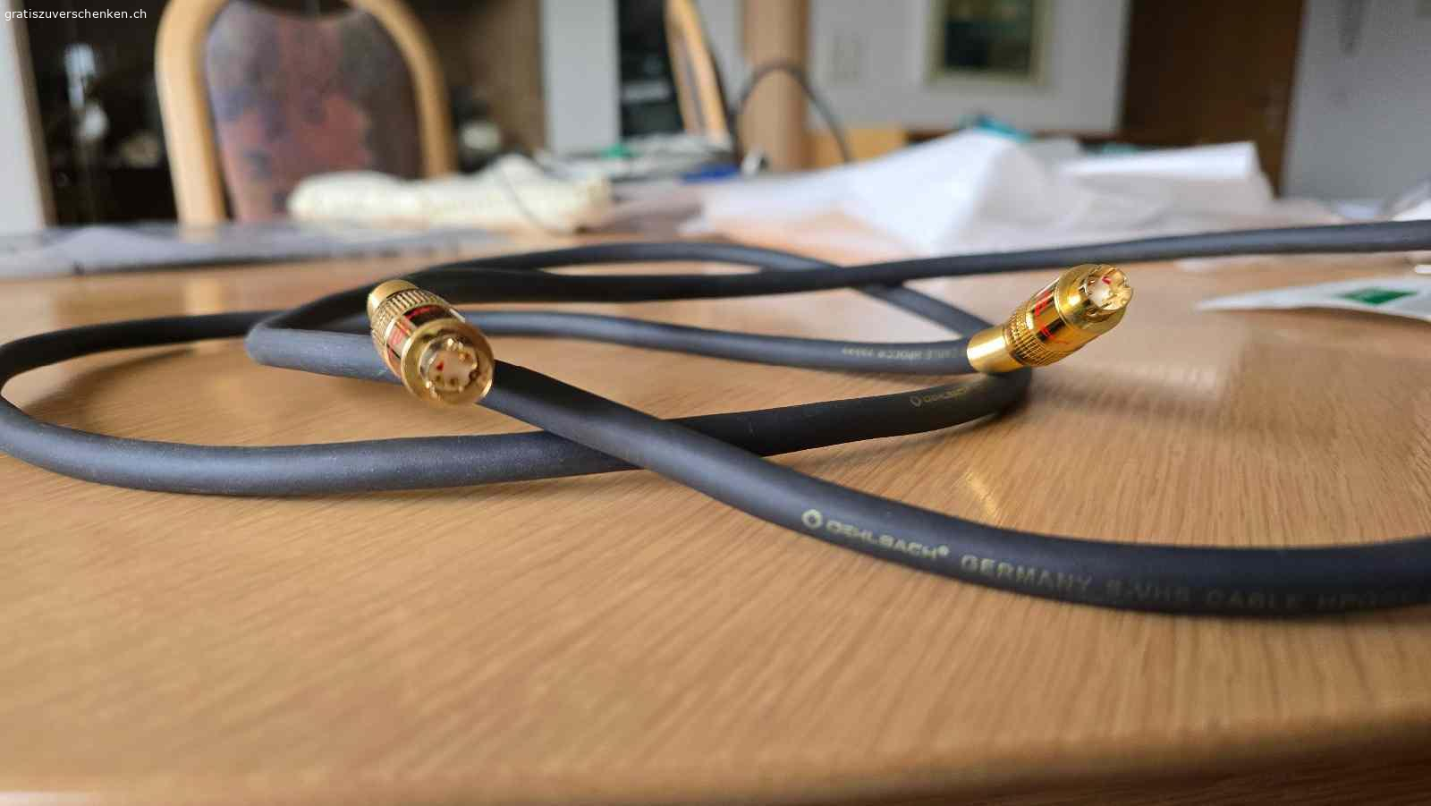 HiFi-Kabel: Scart, DIN-Stereo-Tonkabel und Coaxial-Kabel. Scart-Kabel und Scart-Adapter
Je ein 2,5 m und 3m Kabel sowie Scart-Adapter (YPrPb, Video/Din-Tonkabel und Cinch/RCA). Der Oehlbach YPrPb ist zudem auf In/Out umschaltbar. Neuwertiger Zustand.

DIN-Stereo-Tonkabel, 5-polig
Vier zu 1,5 m, zwei zu 2 m und drei zu 3 m. Neuwertiger Zustand.

Coaxial-Kabel
Diverse zu 2 und 3 Metern Länge. Cinch/RCA-Stecker, unter anderem zur Verbindung vom Subwoofer mit dem Verstärker. Neuwertiger Zustand.