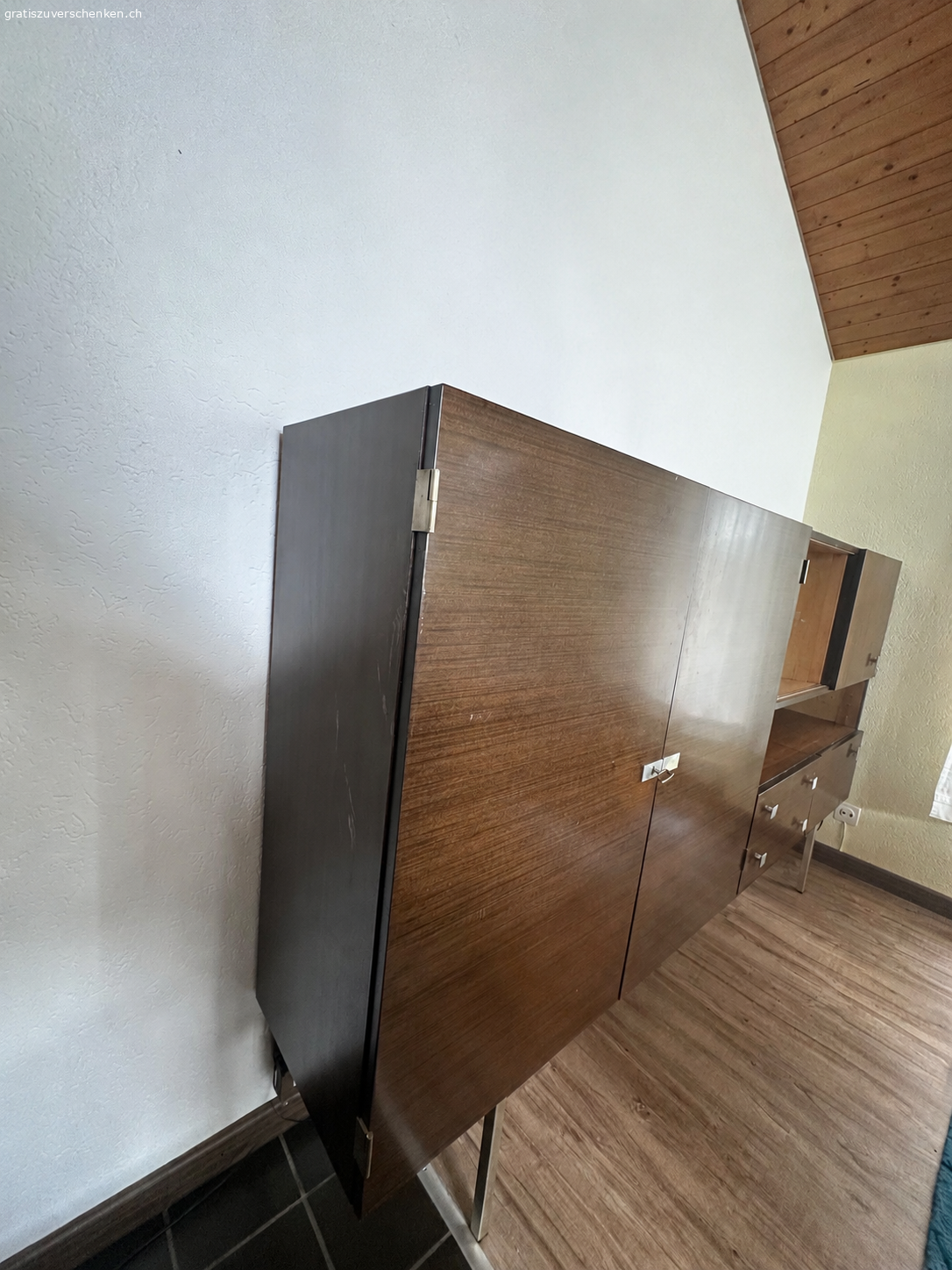 HighBoard Sideboard 70er gross. Ich verschenke unser Highboard, 70er stil, mit Holz. Es hat ein paar gebrauchtspüren und Flecken, diese sind aber nicht sher auffällig. Es hat sehr viel Stauraum.

Masse: LxBxH 230x40x134,5cm