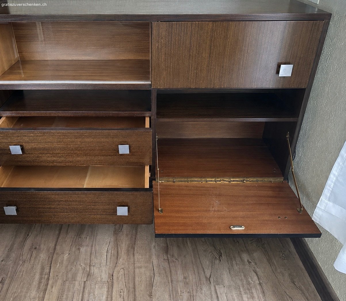 HighBoard Sideboard 70er gross. Ich verschenke unser Highboard, 70er stil, mit Holz. Es hat ein paar gebrauchtspüren und Flecken, diese sind aber nicht sher auffällig. Es hat sehr viel Stauraum.

Masse: LxBxH 230x40x134,5cm