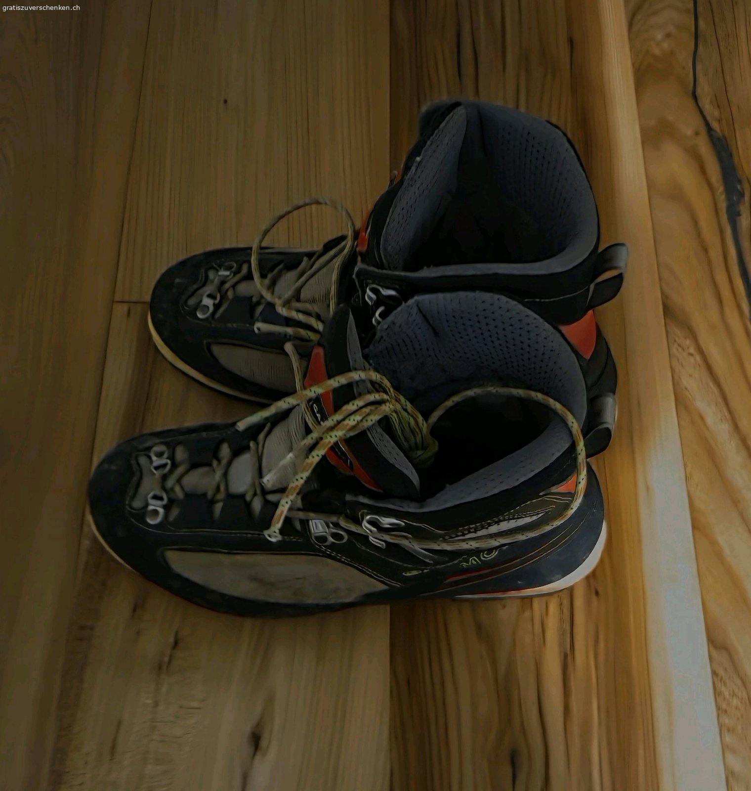Hochtourenschuhe. Biete hier meine Hochtourenschuhe an. Garmont. Grösse ist nicht mehr ersichtlich, ich habe sonst 42 und sie sitzen eng, wie es sein sollte. Die Schuhe sind aus Goretex und ich habe sie vor kurzem neu besohlen lassen mit Vibram Sohle. Somit ist die Sohle fast neu. 

Kein Versand, nur Abholung bei mir in Baden. Ich bringe die Schuhe nicht zum Bahnhof oder so und ich antworte nur per sms. Wer die Schuhe möchte, meldet sich mit Angabe seiner Handynummer und ich schreibe dann eine sms.