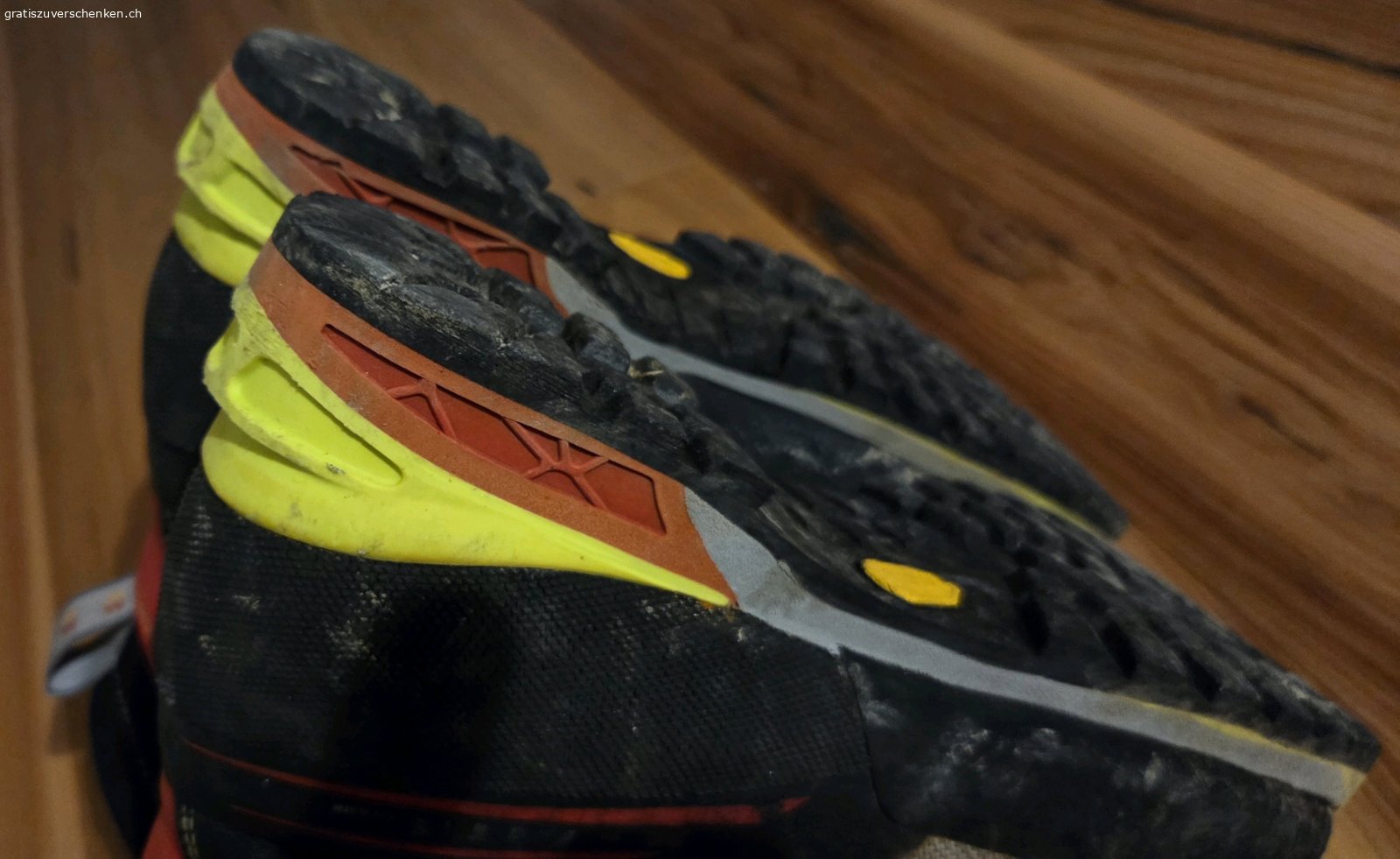 Hochtourenschuhe. Biete hier meine Hochtourenschuhe an. Garmont. Grösse ist nicht mehr ersichtlich, ich habe sonst 42 und sie sitzen eng, wie es sein sollte. Die Schuhe sind aus Goretex und ich habe sie vor kurzem neu besohlen lassen mit Vibram Sohle. Somit ist die Sohle fast neu. 

Kein Versand, nur Abholung bei mir in Baden. Ich bringe die Schuhe nicht zum Bahnhof oder so und ich antworte nur per sms. Wer die Schuhe möchte, meldet sich mit Angabe seiner Handynummer und ich schreibe dann eine sms.