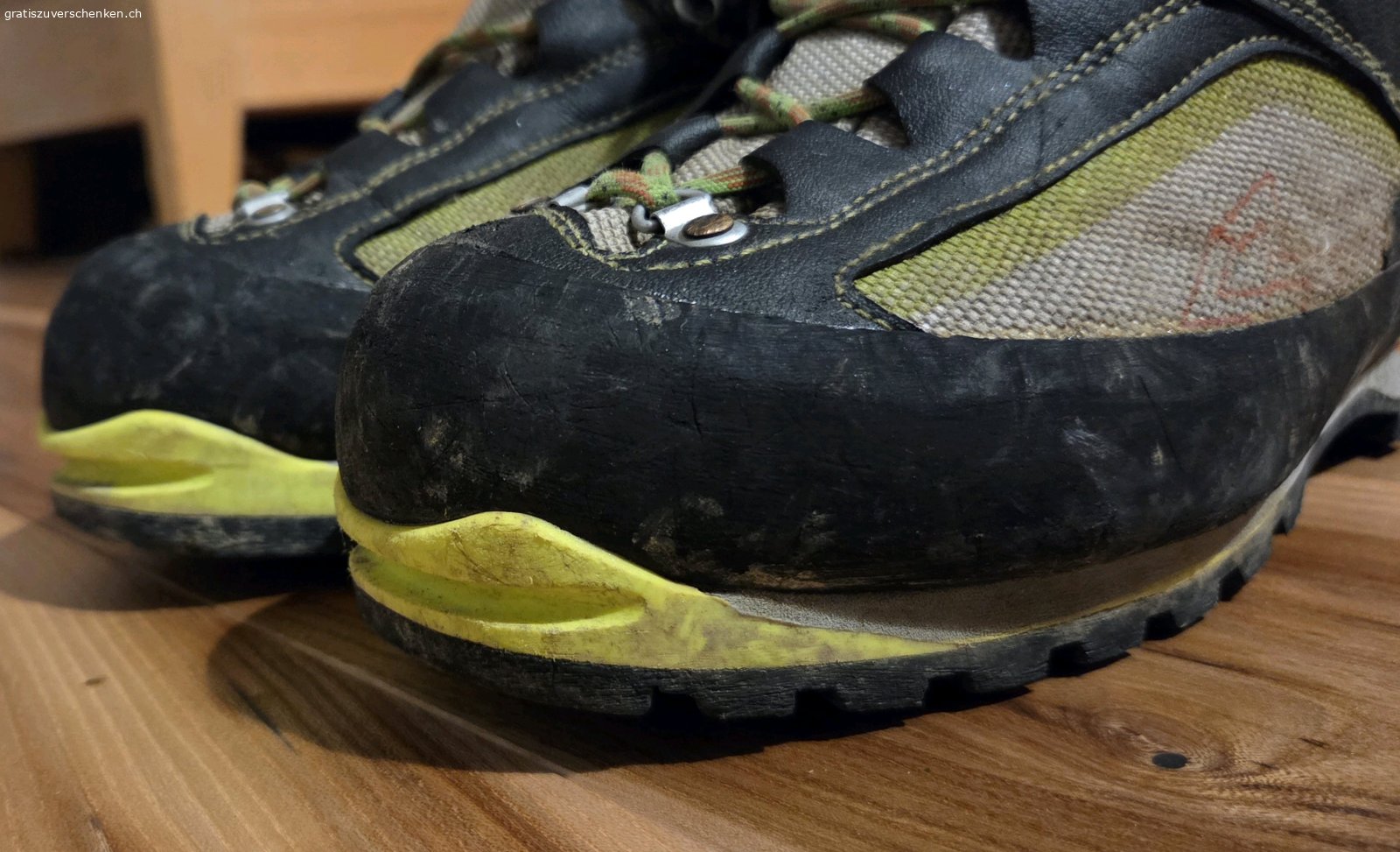 Hochtourenschuhe. Biete hier meine Hochtourenschuhe an. Garmont. Grösse ist nicht mehr ersichtlich, ich habe sonst 42 und sie sitzen eng, wie es sein sollte. Die Schuhe sind aus Goretex und ich habe sie vor kurzem neu besohlen lassen mit Vibram Sohle. Somit ist die Sohle fast neu. 

Kein Versand, nur Abholung bei mir in Baden. Ich bringe die Schuhe nicht zum Bahnhof oder so und ich antworte nur per sms. Wer die Schuhe möchte, meldet sich mit Angabe seiner Handynummer und ich schreibe dann eine sms.